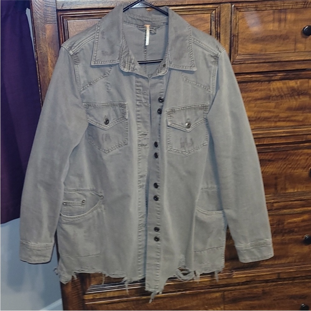 Free People Women’s Sz Medium Distressed Jean Jacket Nwots